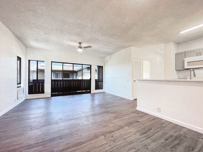 Building Photo - Just Refreshed Ewa Beach Condo with A/C