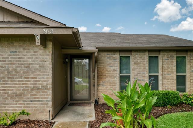 Photo - 3013 Queens Way