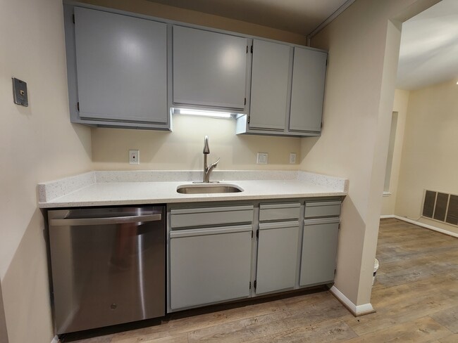 Brand-new countertops, sink and dishwasher - 7908 Pearlbush Dr Unidad 102