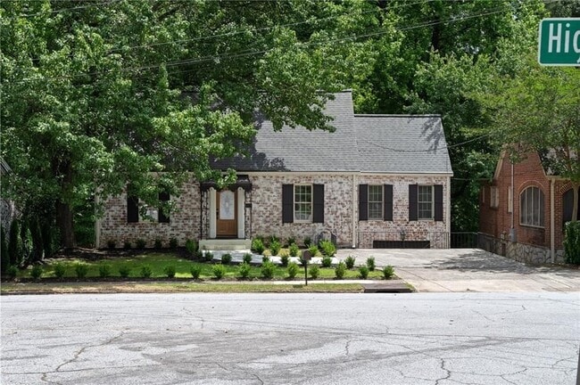 833 Martina Dr NE