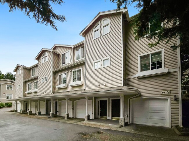 Building Photo - Comfortable 3-Bed End Unit Townhome Near F...