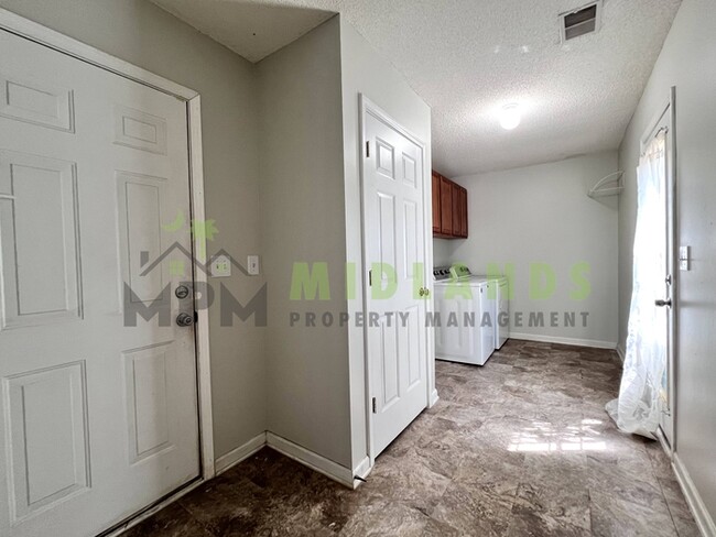 Photo - 523 Whitewater Dr