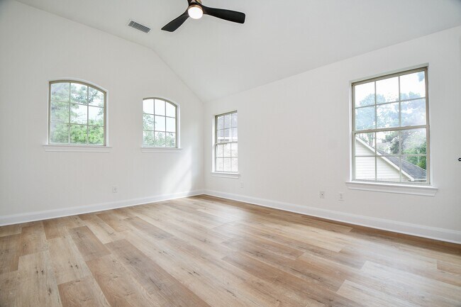 Photo - 18 Hadlock Pl