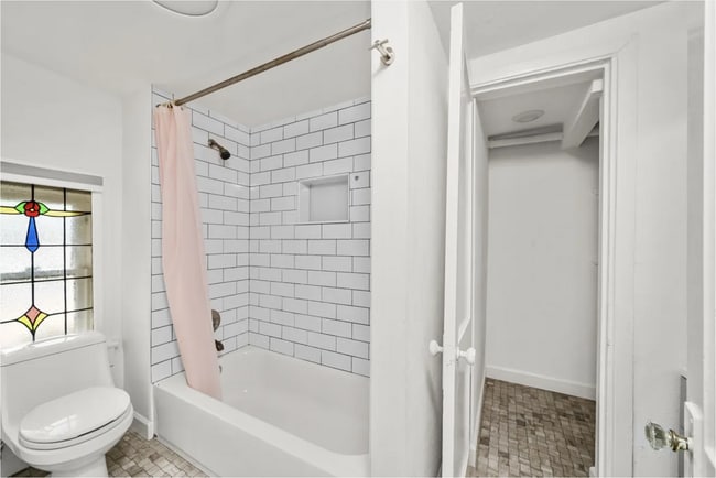 Bathroom 1 - 4407 Stanford St Unit Montrose Classic