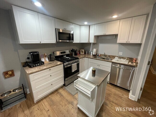 Building Photo - 1120 W Addison St Unit #1 Rental