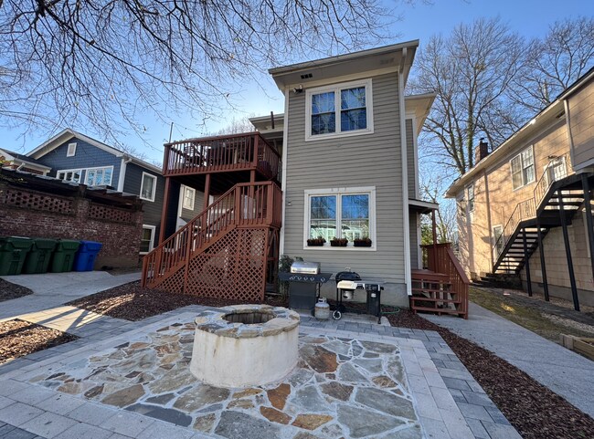 Photo - 833 Monroe Dr NE