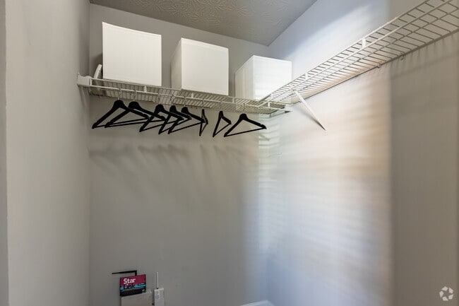 2BR, 2BA - 1050SF