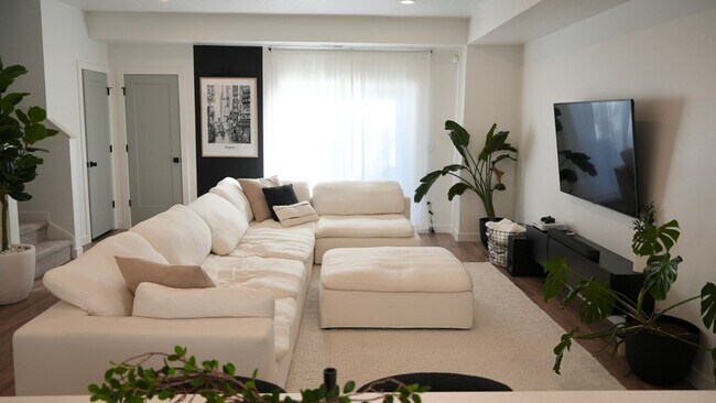 Photo - 527 W 620 N