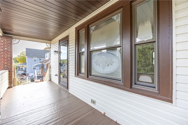 Photo - 232 St Clair St