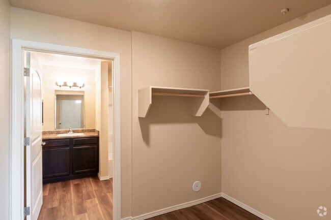 2BR, 2BA - 862SF