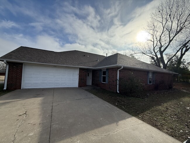 Photo - 701 S Stoneybrook St