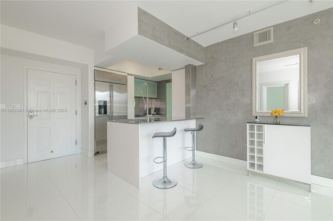 Building Photo - 2000 N Bayshore Dr Unit 617 Rental