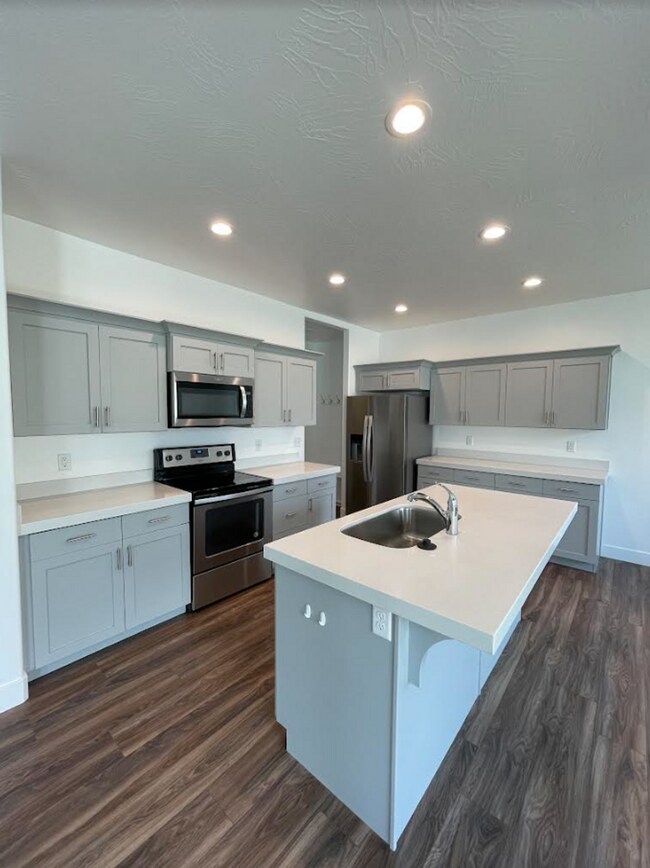 4772 Silver Ridge Rd