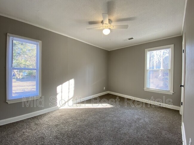 Photo - 3590 Bowen Ave