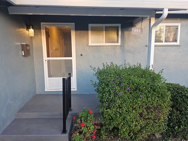 Puerta principal - 686 Coakley Dr