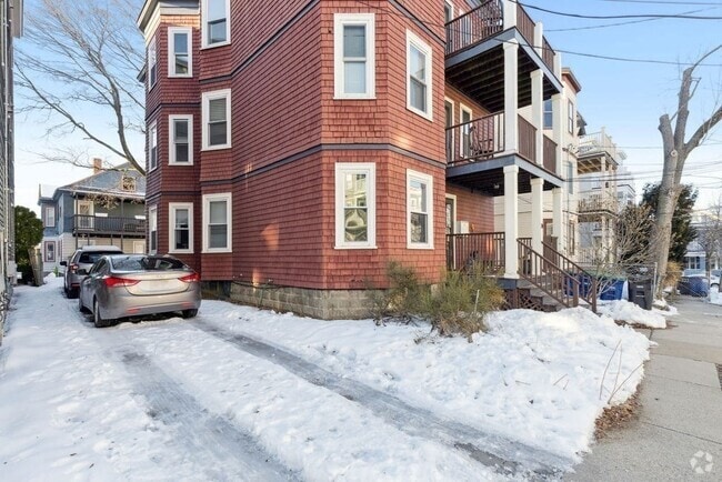 Building Photo - 27 Brackett St Unit 2 Rental
