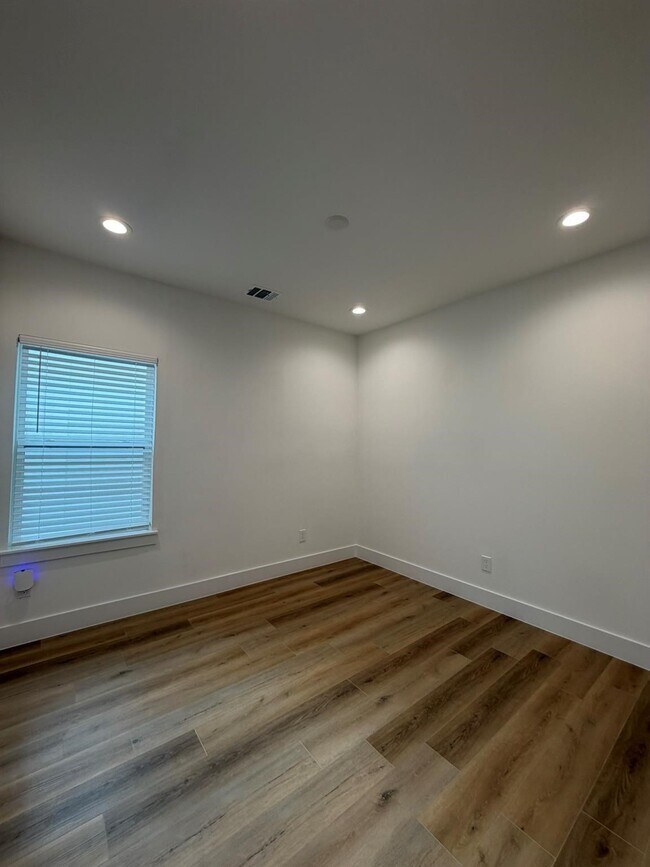 Photo - 6733 Peerless St