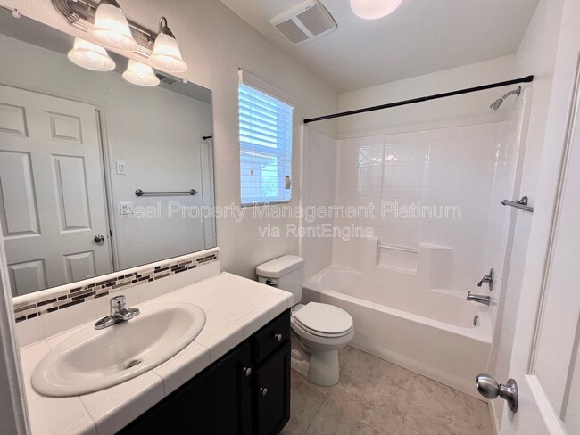 Photo - 1484 Mosaic Way
