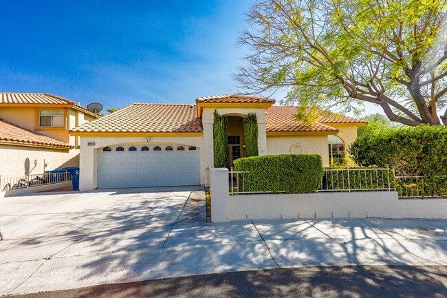 Building Photo - Single Story Northwest 3 Bedroom Pool Home