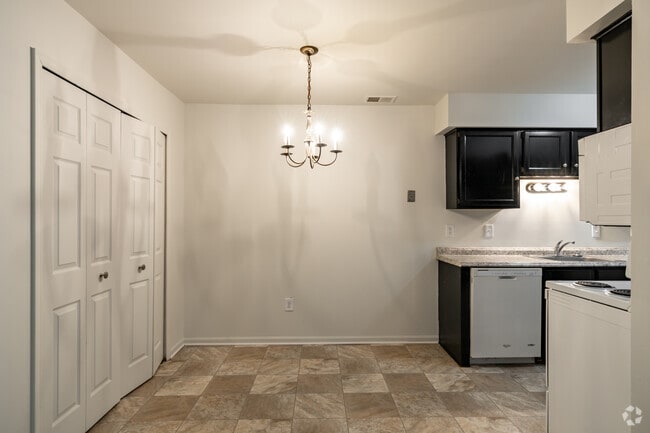 2 habitaciones, 1 baño, 900 pies cuadrados, área de comedor - Bradford Square