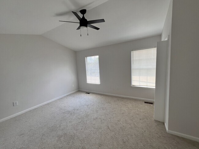 Photo - 733 Farnham Pl