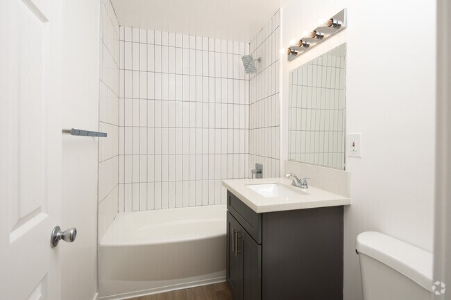 2BR, 1BA - 750SF - Bathroom