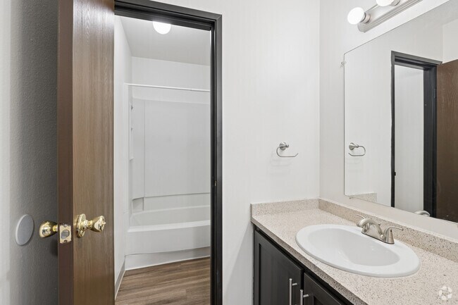 2BR, 1.5BA - 1,032SF - Bathroom