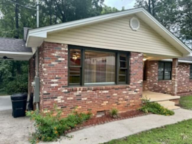 Building Photo - Brick Mid-Century Modern Home in Great Loc...