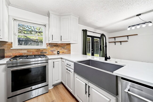 Photo - 505 Whittle Way
