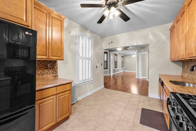 Photo - 302 Clerk St
