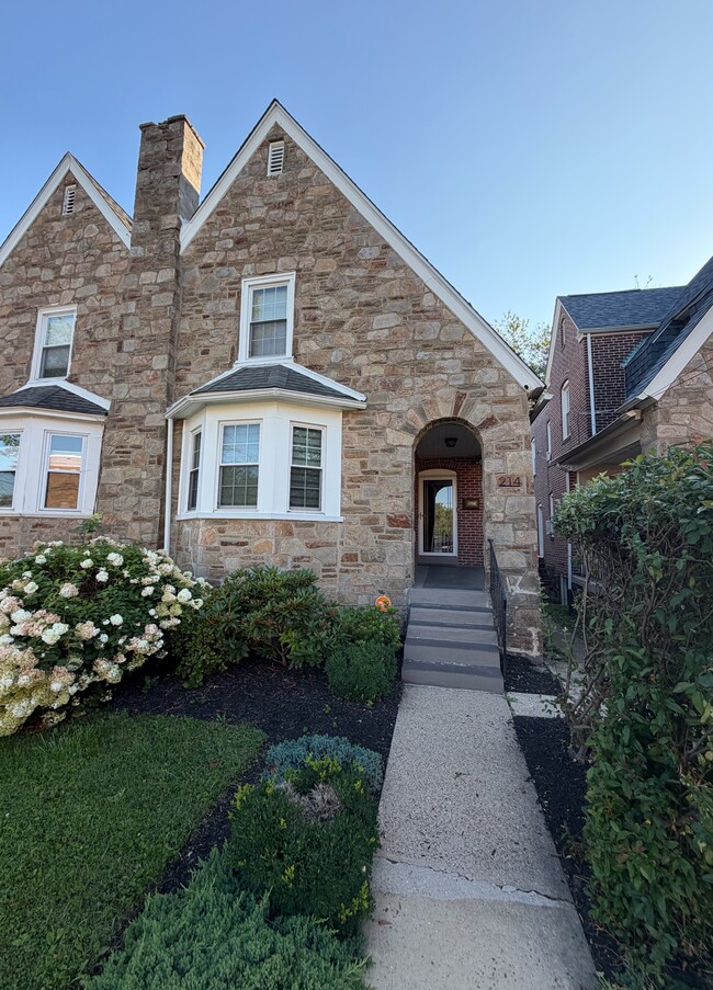 Photo - 214 W 39th St