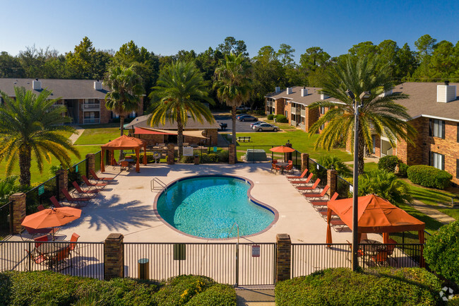 Área de piscina de lujo - Sandalwood Apartments