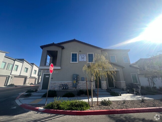 Building Photo - Like New Beautiful Townhome