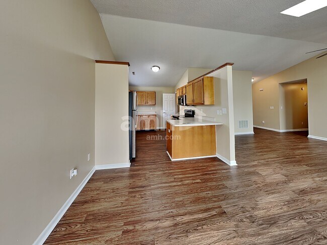 Photo - 525 Woodfield Cir