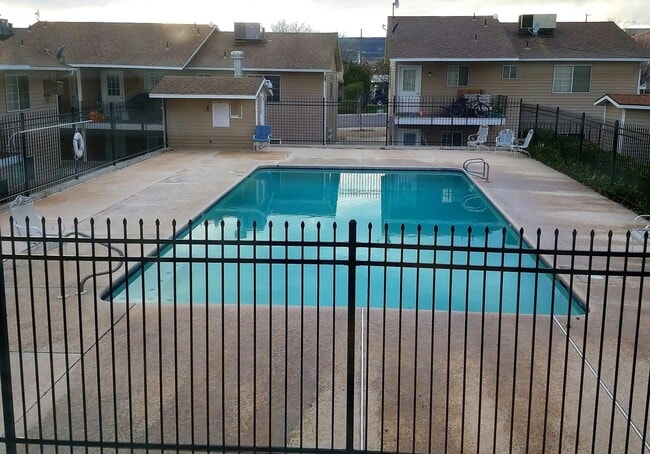 Building Photo - 3 Bedroom Condo With Pool and Views