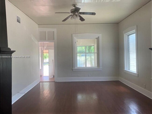 Photo - 371 NW 3rd St Unidad L