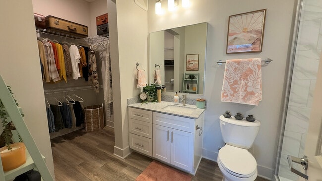 Discover the elegance of this modern bathroom equipped with a spacious walk-in closet.