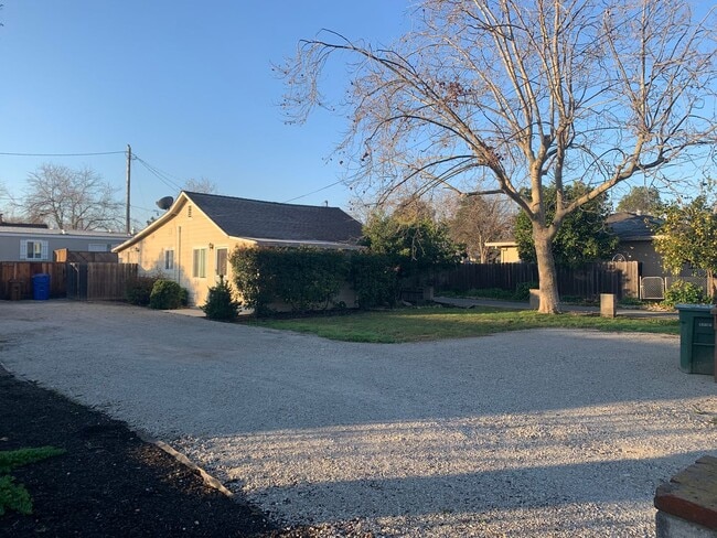 Building Photo - Remodeled 2 Bedroom 2 Bath in Great Location! Rental