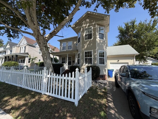 Building Photo - 1129 Hampton Ave