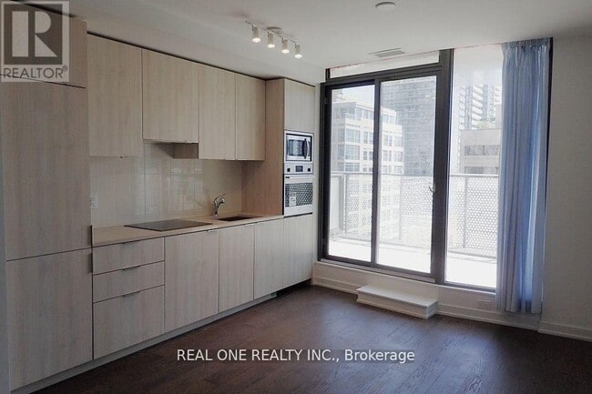 Photo - 11 Wellesley St W Unit 716