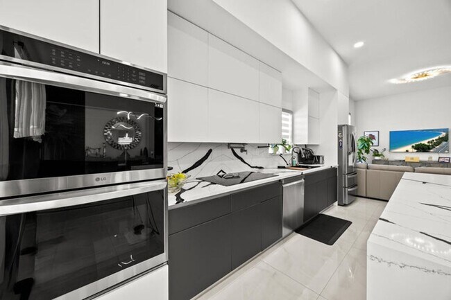 Photo - 7056 Lombardy St