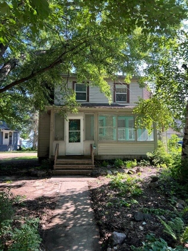 Photo - 2 Bedroom / 1 1/2 bath in Lake neighborhood