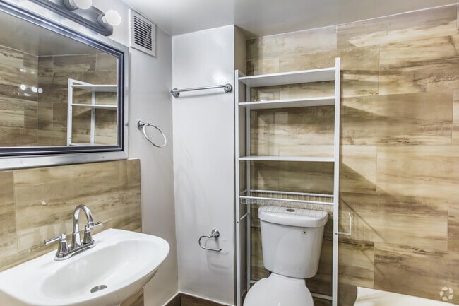 1BR, 1BA - 630SF - Bathroom