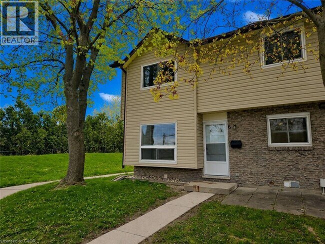 Photo - 451 Albert St