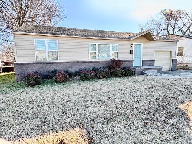 Photo - PROMO: Get HALF month’s rent free when you sign the lease TODAY! / 3 Bed, 1 Bath Home with Fenced...