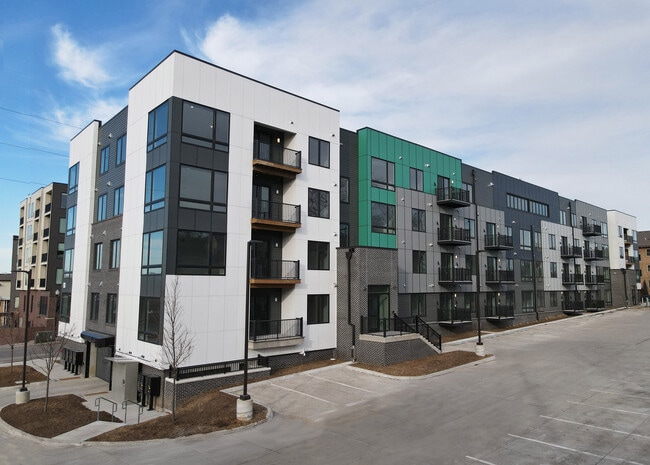 Square Apartments Midtown Omaha Exterior