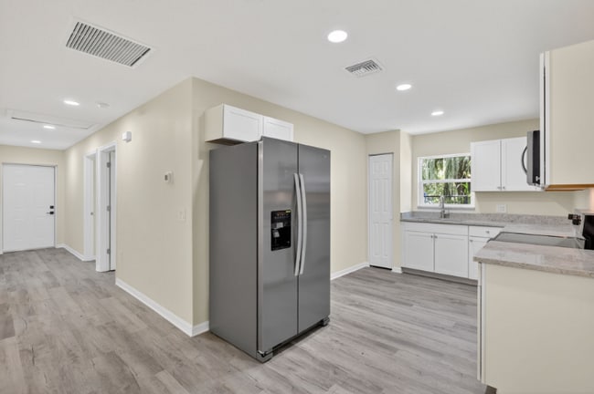 Photo - 916 23rd St E