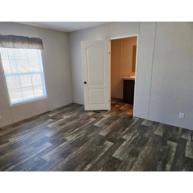 Photo - 1702 Hazel St