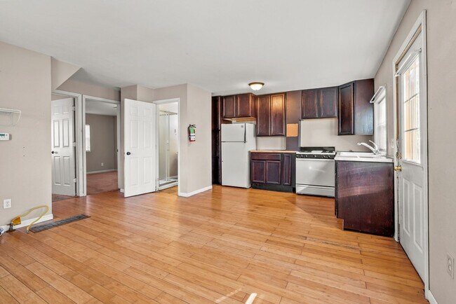 Photo - 309 W 10th St