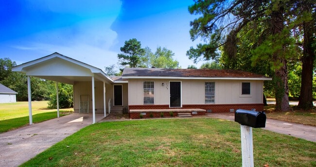 Building Photo - 3 bed, 1 bath home, fully updated!